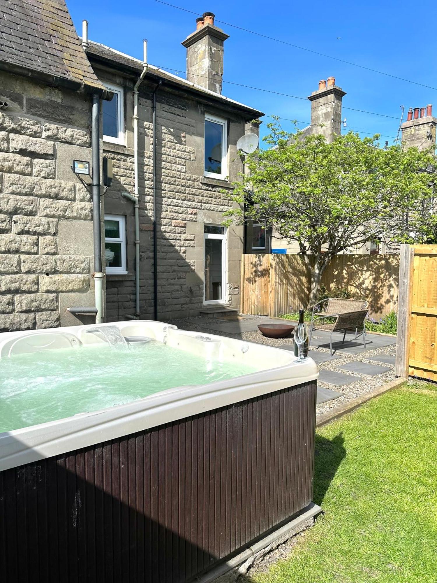 Stylish & Chic Central Apartment With Hot Tub Perth Exterior foto